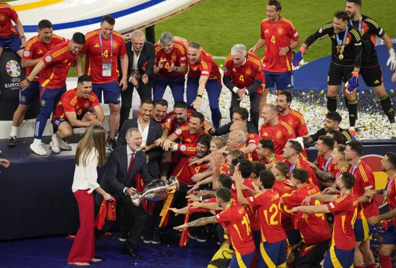 Испаничууд дөрөв дэх удаагаа Европ тивийн аварга болж түүхэнд бичигдлээ