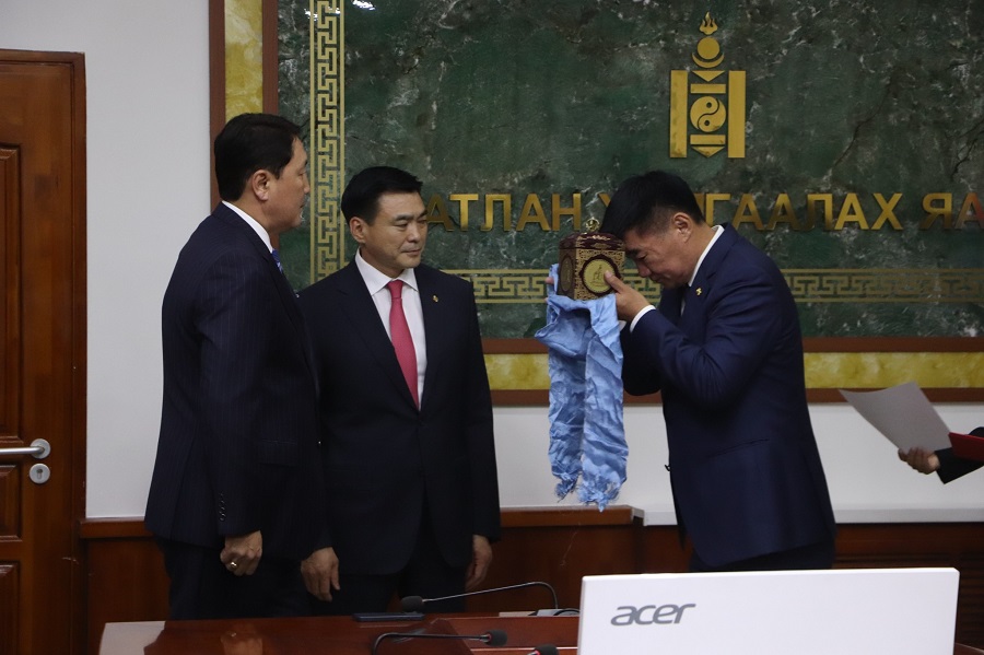 Монгол Улсын Их хурлын гишүүн, Засгийн газрын гишүүн, Батлан Хамгаалахын сайд С.Бямбацогт үүрэгт ажлаа хүлээн авлаа