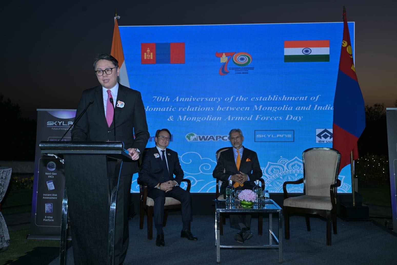 “Кутуб Минар” цамхгийг Монгол Улсын төрийн далбаагаар гэрэлтүүлэв