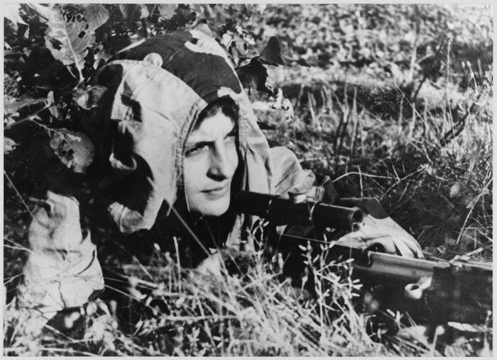 Л.М.Павличенко: Та нар миний ард удаан хугацаанд нуугдсаар байна гэж бодохгүй байна уу, ноёд оо?