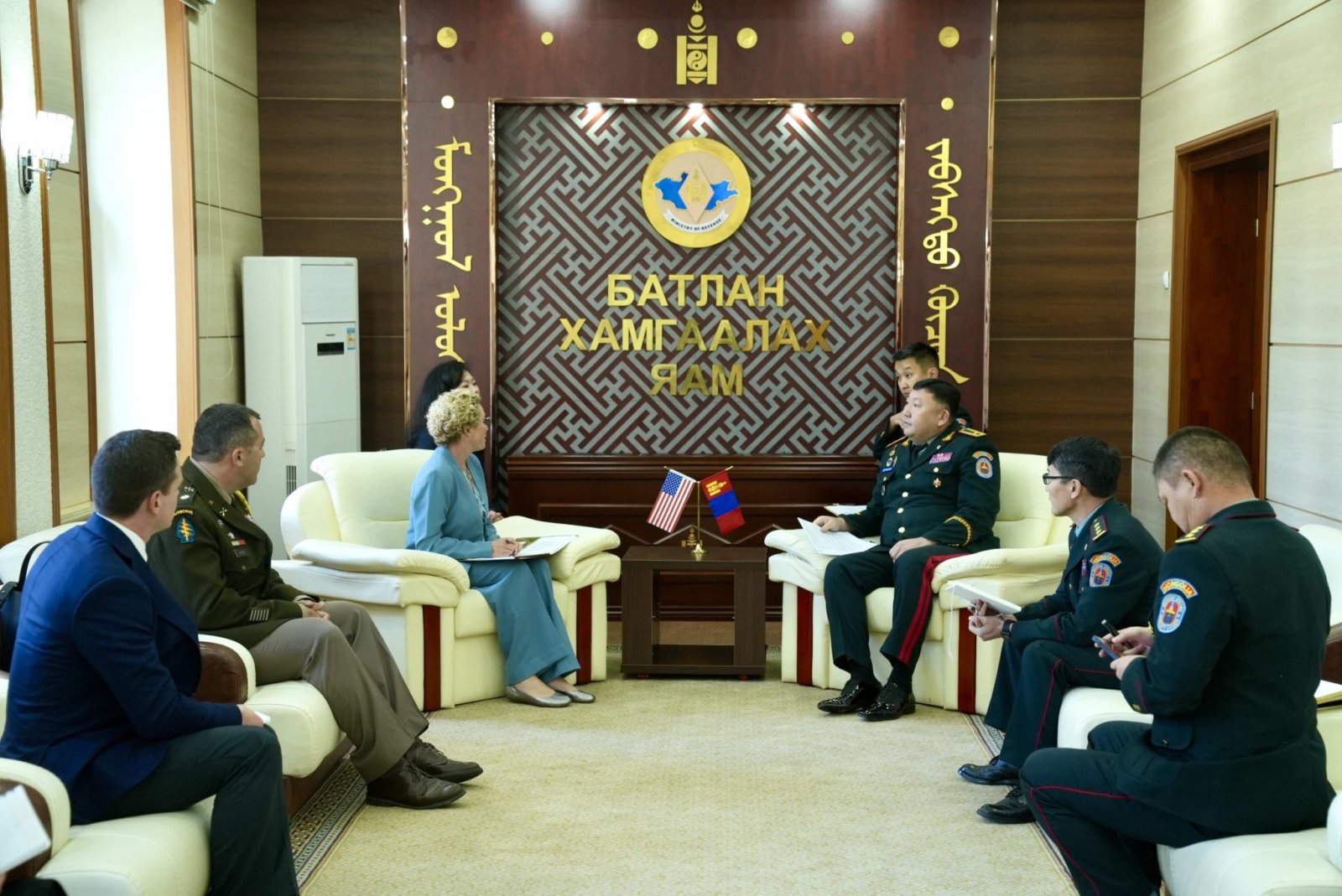 Бригадын генерал Д.Ганхуяг, АНУ-ын Конгрессийн гишүүн Крисси Хоулахантай уулзлаа