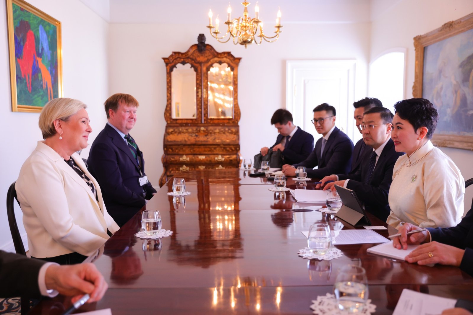 Гадаад харилцааны сайд Б.Батцэцэг Исландын Ерөнхийлөгчид бараалхжээ