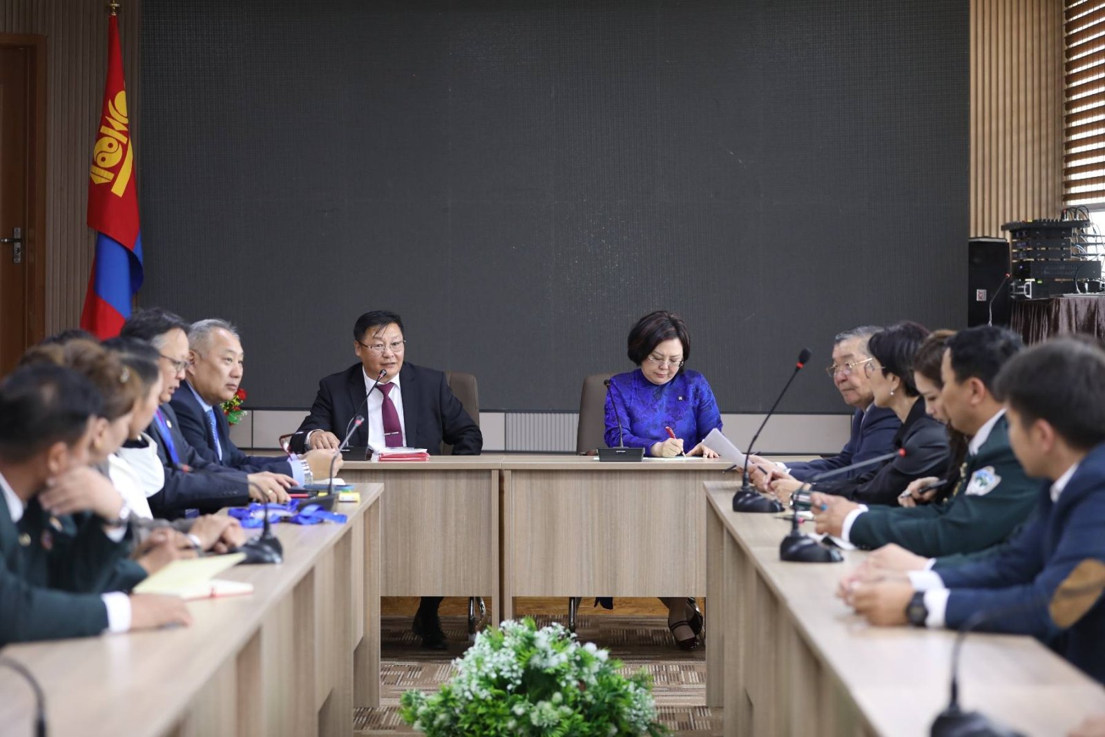 Дорноговь аймгийн Байгаль орчны газрын албан хаагчидтай уулзав