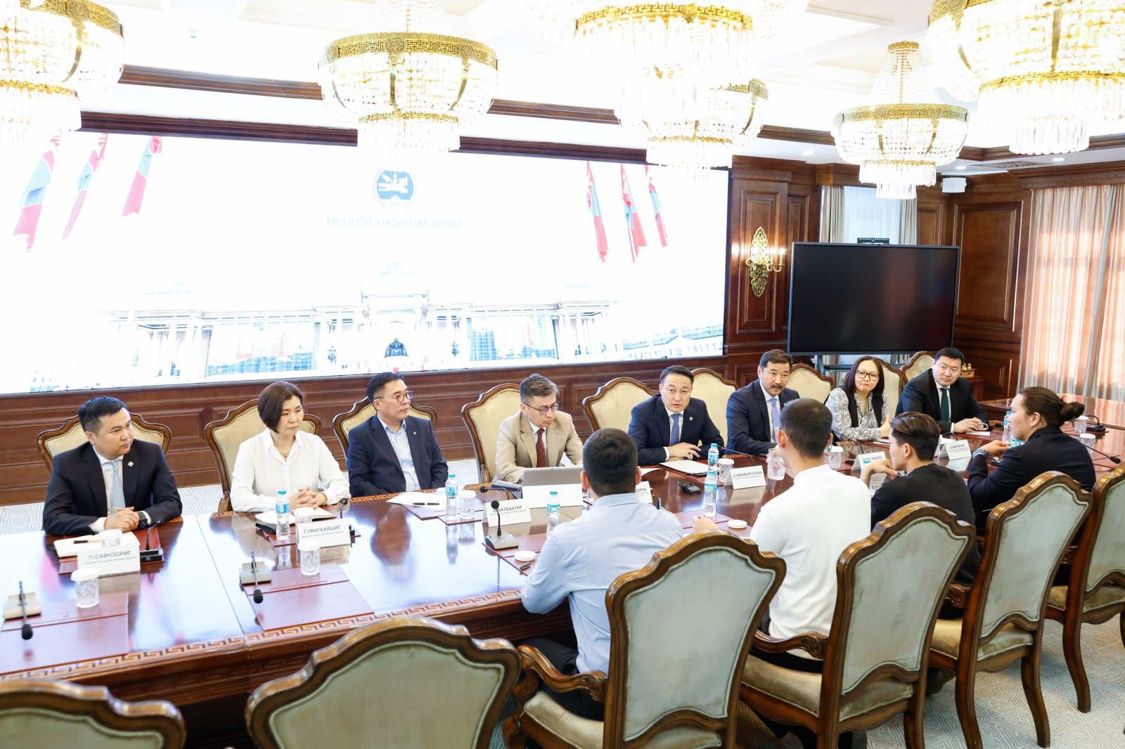 УИХ-ын дарга Д.Амарбаясгалан “Огцрох амархан” жагсаалын жагсагчдын төлөөлөлтэй уулзлаа