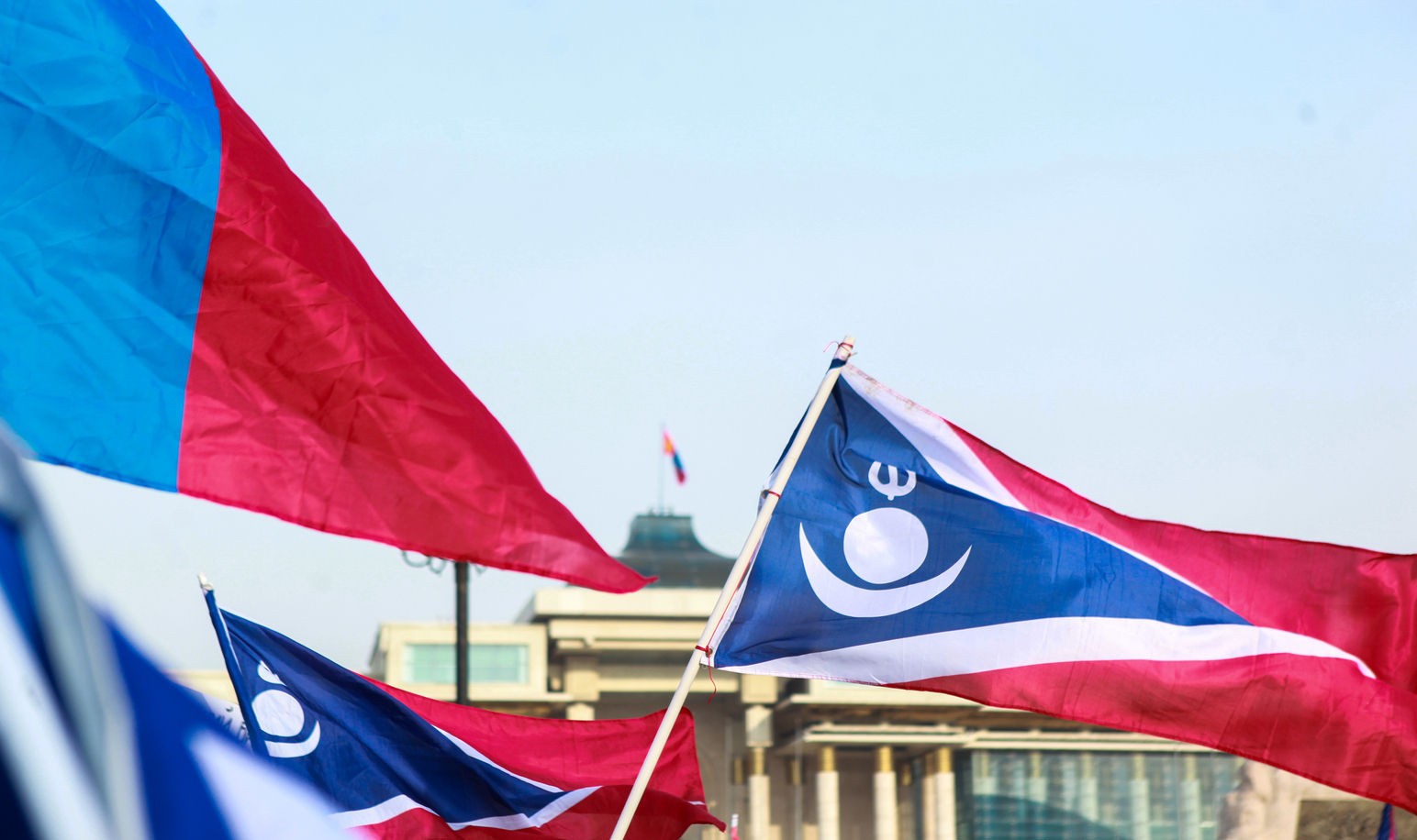 Мэдээж АН одоо муурын өнгөтэй хөөцөлдөхгүй шүү дээ...