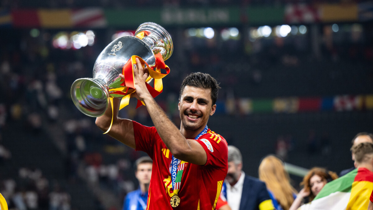 Дэлхийн шилдэг хөлбөмбөгчин Родри найман сарын дараа ахин талбайд гарлаа