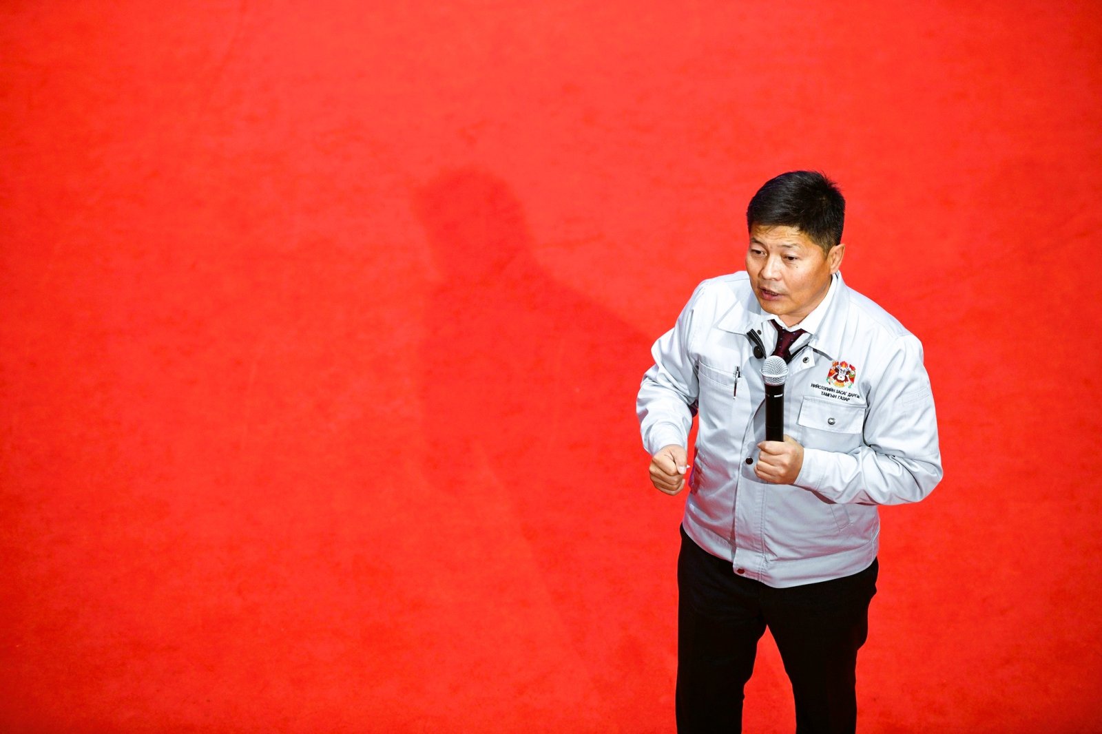 Түүнтэй ярилцахаар тэр чигээрээ эрчимлэг агаарт орчихдог