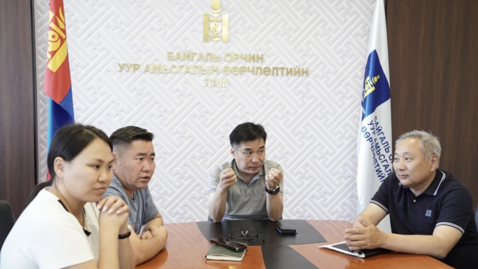 Байгаль орчин, уур амьсгалын өөрчлөлтийн сайд Б.Батбаатар харъяа байгууллагуудын удирдлагуудтай уулзлаа