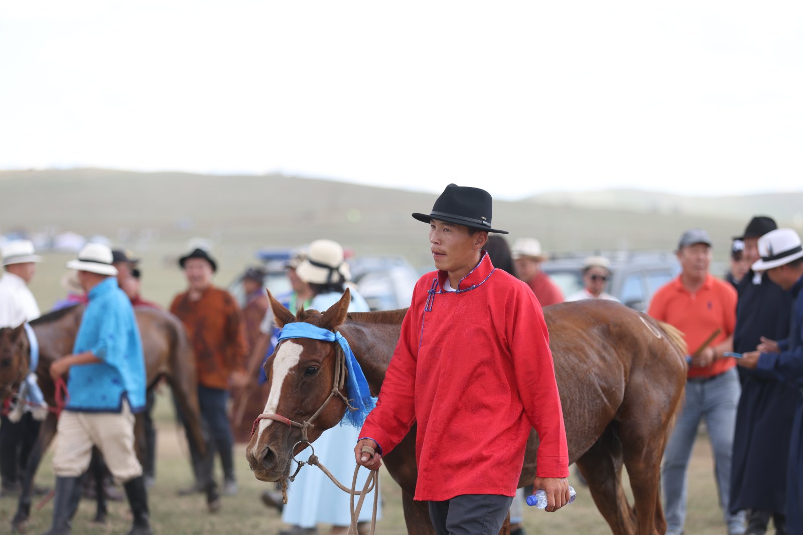 Сүхбаатар аймгийн Баруун-Урт сумын уяач М.Цэрэнжавын хүрэн халзан морь түрүүллээ