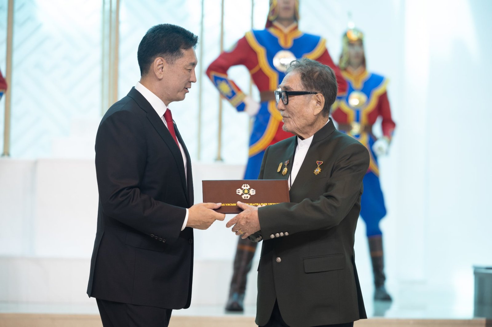 Д.Цахилгаан Хомэрийн “Илиада”, “Одиссэй” бүтээлийн орчуулгаар нь Төрийн шагнал хүртлээ