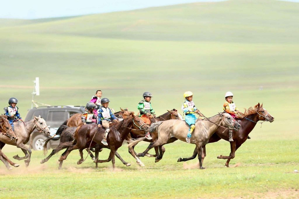Ховд аймгийн Мянгад сумын харьяат Монгол Улсын манлай уяач З.Мэндсайханы хул соёолон түрүүллээ