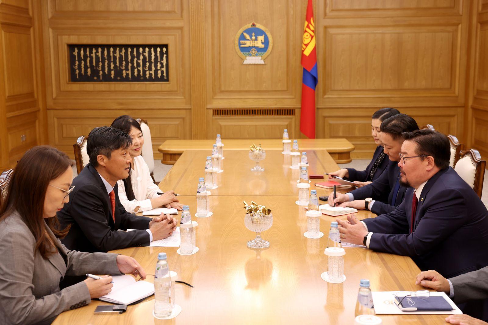 Ерөнхий сайд Г.Занданшатар Дэлхийн банкны Монгол Улсыг хариуцсан Суурин төлөөлөгч Таехюн Лийг хүлээн авч уулзлаа