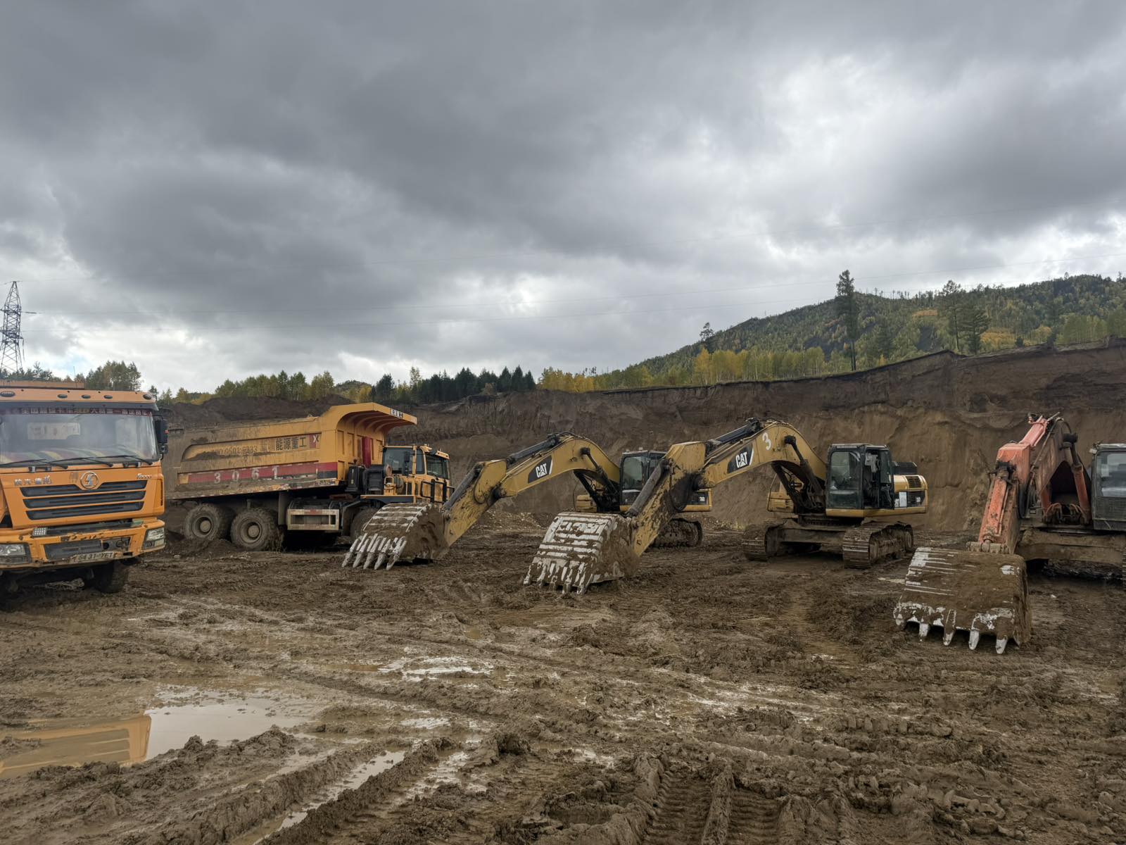 Хууль бус ашигт малтмал олборлолтыг таслан зогсоож, зөрчлийг арилгуулахаар ажиллаж байна