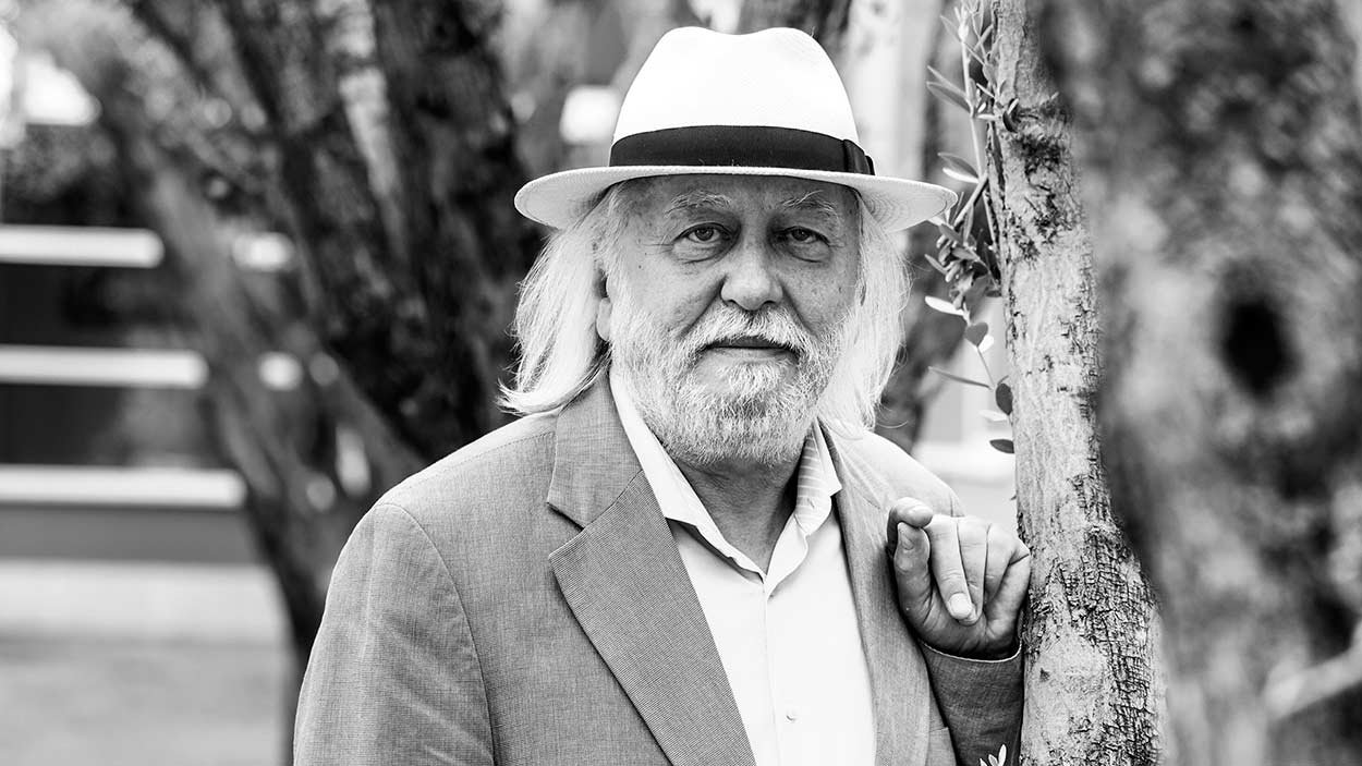 Унгарын зохиолч Ласло Краснахоркай Нобелийн шагнал хүртлээ