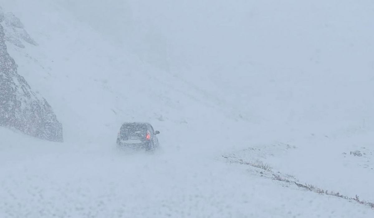 Цасан шуурганд гурван иргэн төөрч, нэг нь амь эрсэджээ