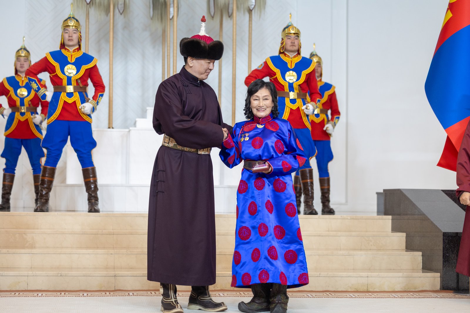 Гавьяат жүжигчин Д.Цэрэндарьзавыг Ардын жүжигчин цолоор шагналаа